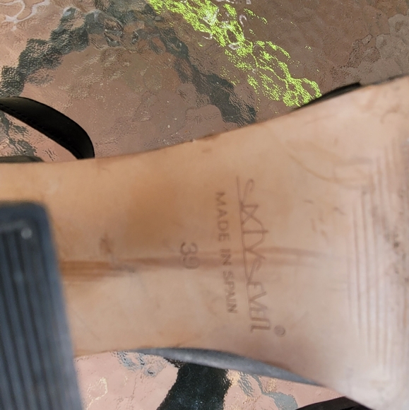 Unique and elegant - Picture 3 of 10